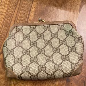 Vintage Gucci make-up/ change purse with kiss-lock